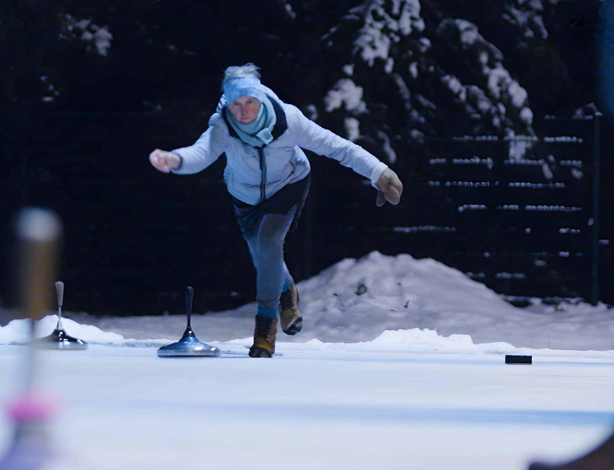 Frau beim Eisstockschiessen in Lindenberg